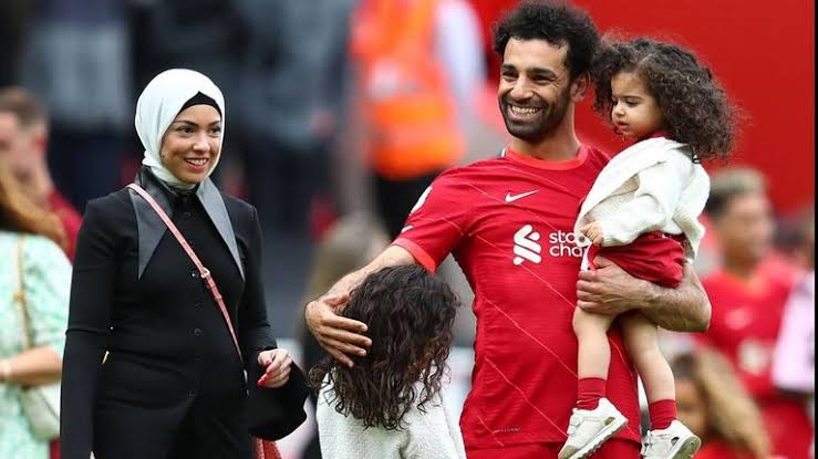 بعد تولي زوجته ماجي الإدارة.. أبرز استثمارات محمد صلاح في إنجلترا